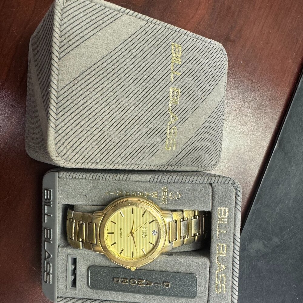 BILL BLASS BRAND - VINTAGE GOLD WRIST WATCH